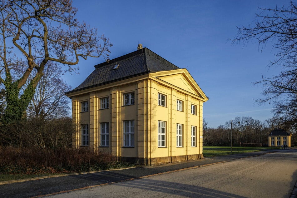 Einst standen acht Kavaliershäuser im Park. Gut erhalten sind fünf - wie dieses an der Hauptallee, das aktuell von Schlösserland genutzt wird.