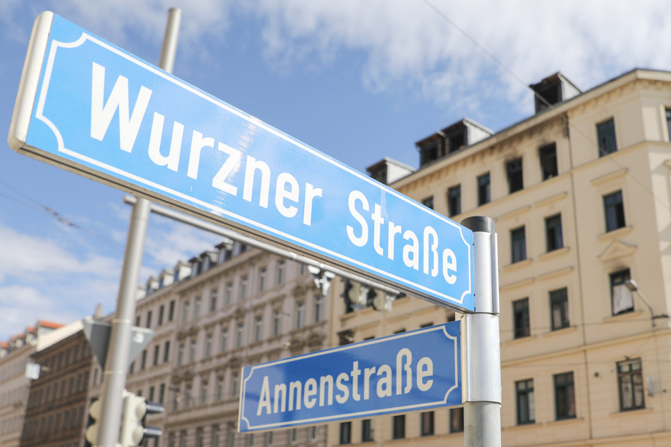 Auf der Wurzner Straße zeigte ein 52-Jähriger am Mittwoch mehrmals den Hitlergruß und rief rassistische Beleidigungen. (Archivbild)