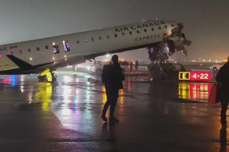 Avión se estrella al aterrizar en Nueva York contra un camión de bomberos: la cabina queda totalmente destrozada.
