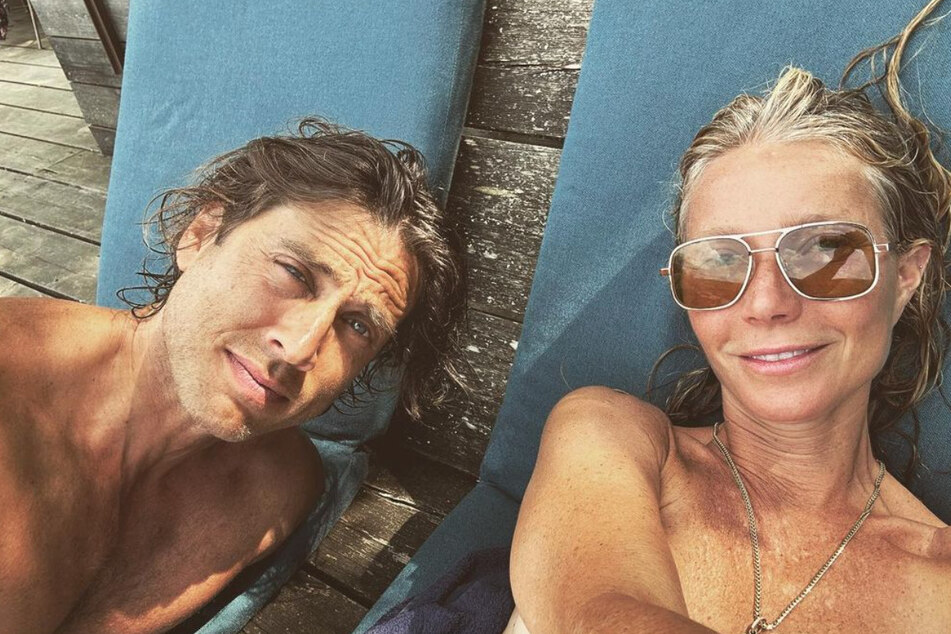 Anfang Juli posierte Gwyneth Paltrow (50) gemeinsam mit Ehemann Brad Falchuk (52) - ganz ohne Kleider!