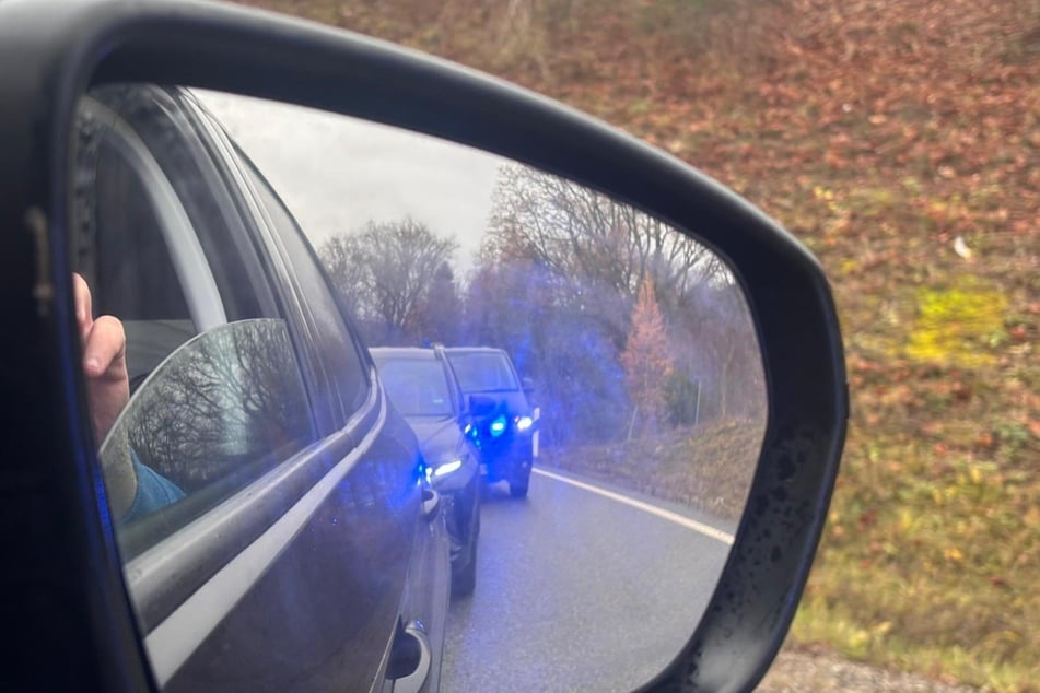 Auch zivile Polizeifahrzeuge mischen mit.