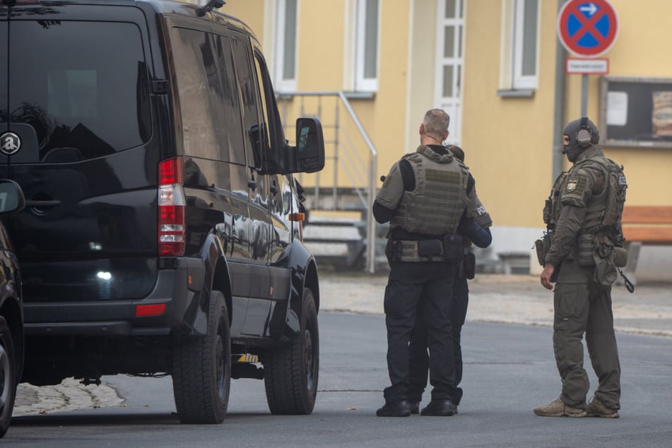 Ein möglicher Ehestreit sorgt seit Donnerstagvormittag für einen Großeinsatz von Polizei und Spezialkräften.