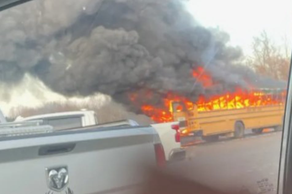 Erstklässlerin schlägt Alarm, Sekunden später steht Schulbus in Flammen