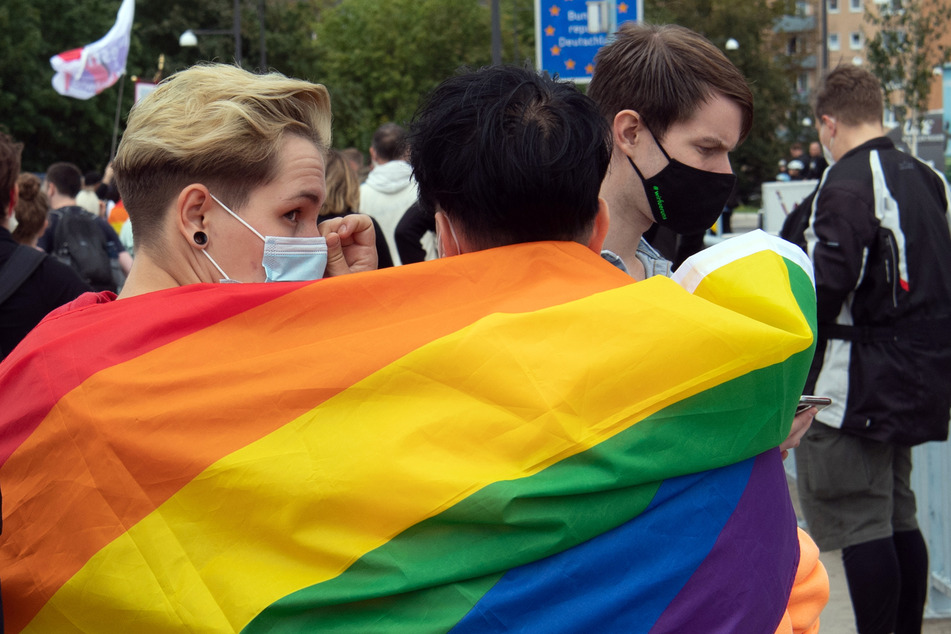 Teilnehmer an der Demonstration von Schwulen- und Lesbenvereinen der Städte Slubice (Polen) und Frankfurt (Oder) ziehen über die Oderbrücke. Mehrere hundert Teilnehmer waren dem Aufruf gefolgt, protestierten auf Plakaten, Transparenten und Redebeiträgen gegen die Diskriminierung von Schwulen und Lesben in Polen.