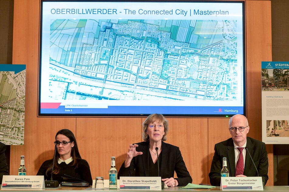 V.l.n.r.: Karen Pein, Geschäftsführerin der IBA Hamburg, Peter Tschentscher (58,SPD) und Dorothee Stapelfeldt (SPD), Stadtentwicklungssenatorin stellten gemeinsam den "Masterplan Oberbillwerder" für den neuen Stadtteil vor. (Archivbild)