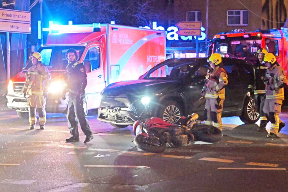 Einsatzkräfte sichern den Unfallort in Friedrichshain-Kreuzberg nach dem Crash.