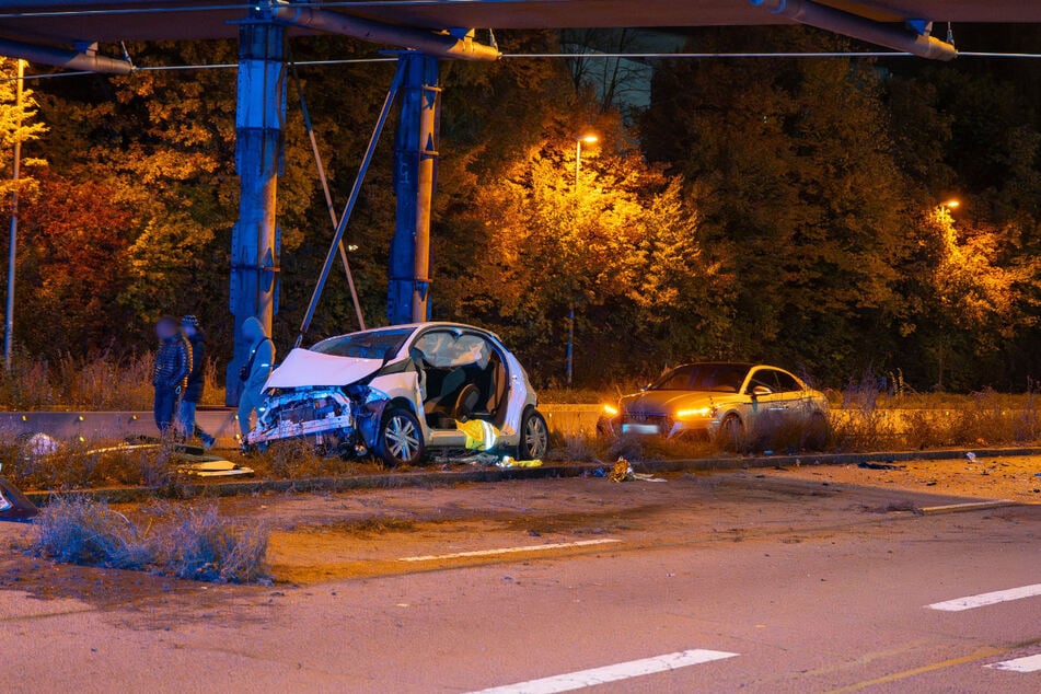 Bei dem schweren Unfall in München sind mindestens drei Autos beschädigt und mindestens eine Person verletzt worden.