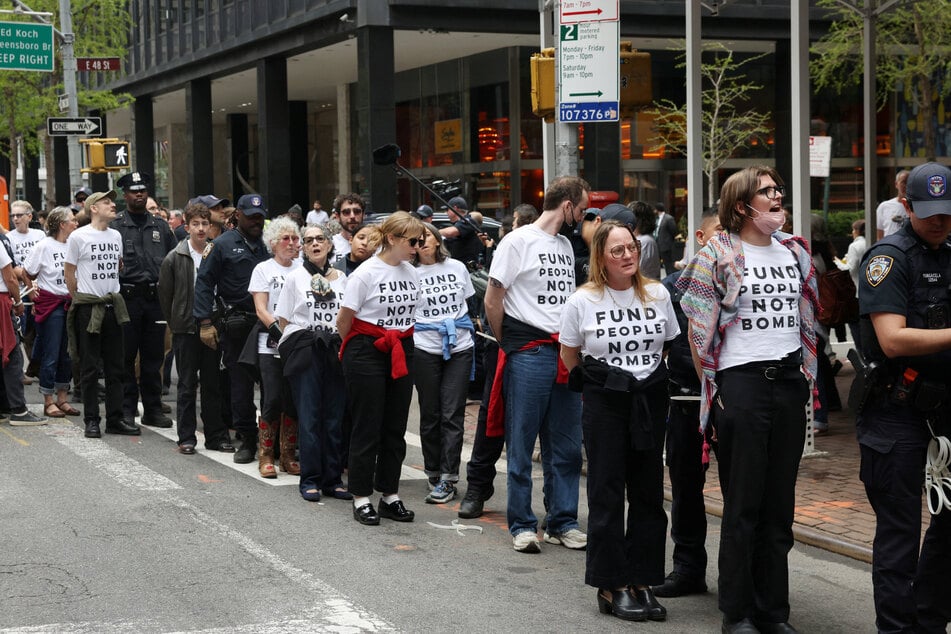 Jewish protesters demanding end to US backing for Israeli atrocities subjected to mass arrest in NYC