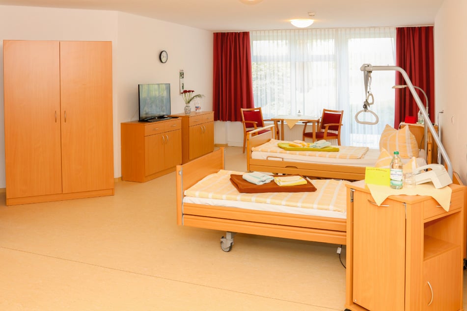 Die hellen Doppelzimmer bieten ausreichend Platz für zwei Personen.