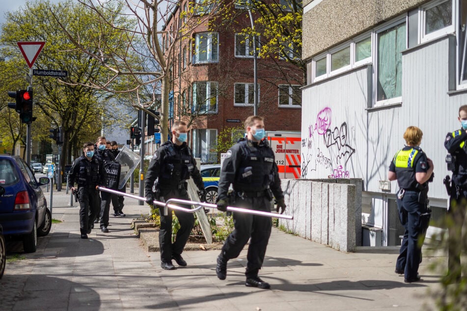 Polizisten rücken an der Humboldtstraße in Barmbek an.