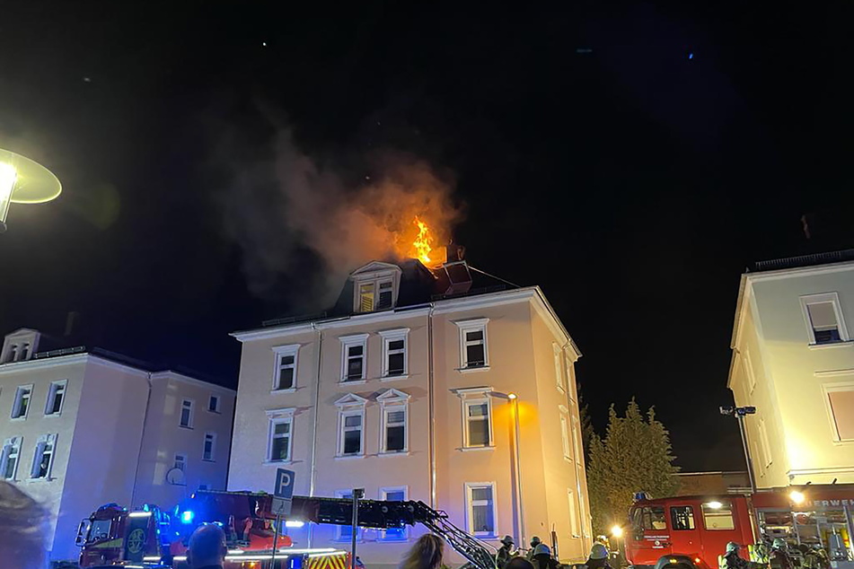 In der Nacht brannte es im Wohnhaus in der LImbacher Friedrichstraße unter dem Dach. Brandursache: noch unbekannt.