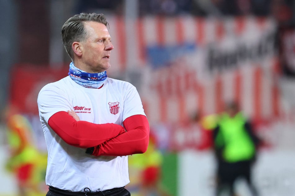 Geht man nach den Punkten, spielt die Elf von FSV-Coach Rico Schmitt (57) derzeit die beste Saison seit dem Drittligaabstieg. (Archivbild)