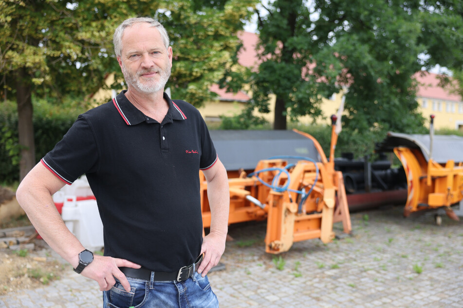 Herr über einen ansehnlichen Maschinenpark: Straßenmeister Maik Wobst (56, parteilos) erhielt bei den Bürgermeisterwahlen am Sonntag in Königshain (Landkreis Görlitz) mehr als 50 Prozent der Stimmen, obwohl er überhaupt nicht auf dem Wahlzettel stand.
