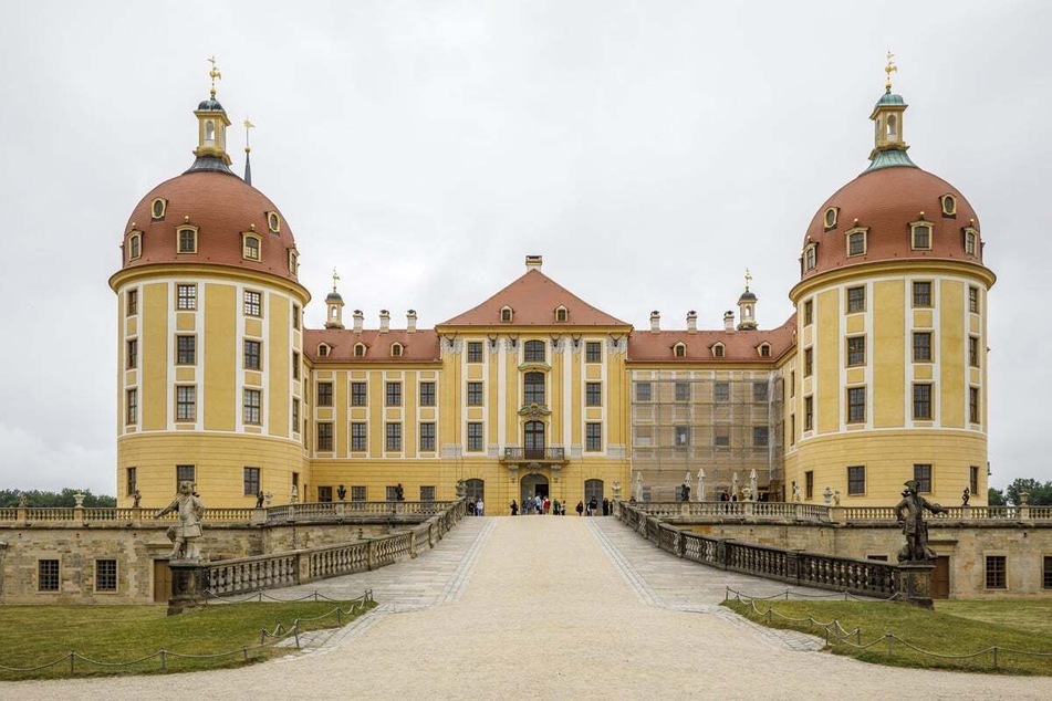 Bis zum 25. Februar 2024 können Besucher auf Schloss Moritzburg in die Welt des Winter-Klassikers eintauchen.