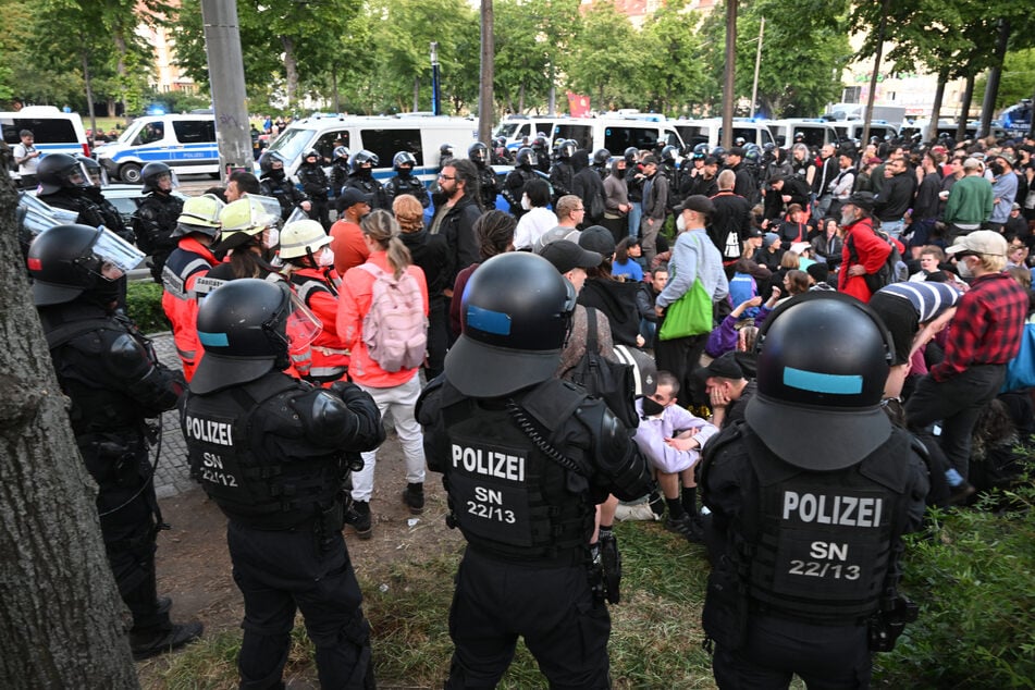 Die Maßnahme dauerte bis in die Morgenstunden an, noch in der Nacht kreiste ein Polizeihubschrauber über den Leipziger Süden. (Archivfoto)