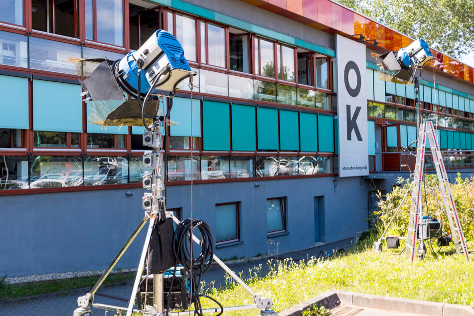 Große Scheinwerfer sind für eine Szene vor dem Haus aufgebaut.