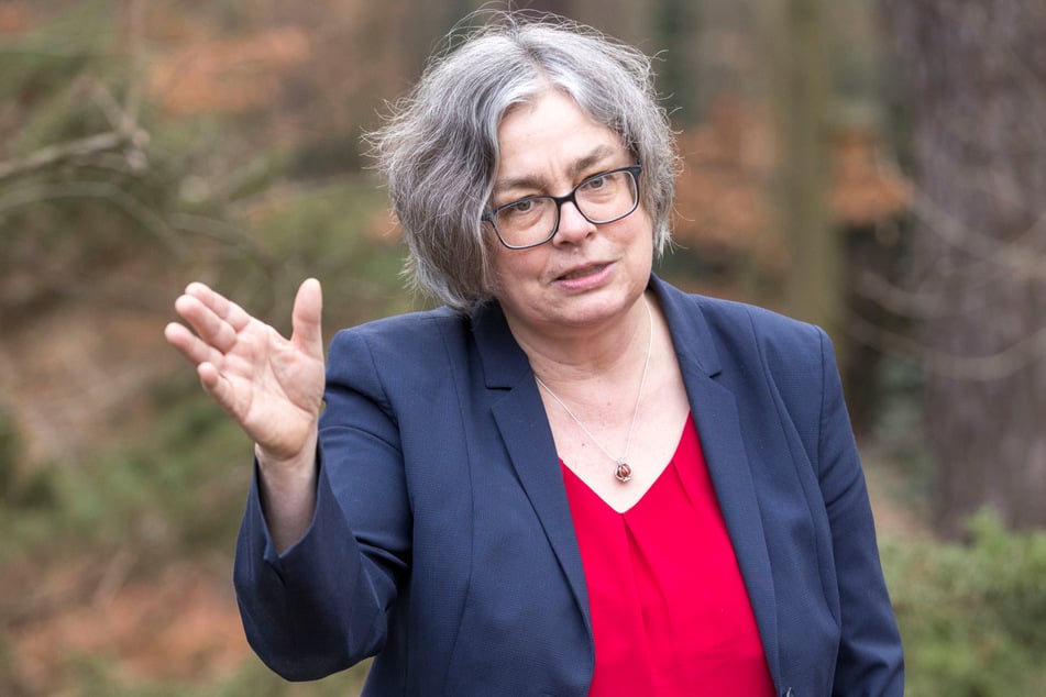 Umweltbürgermeisterin Eva Jähnigen (60, Grüne) ist für Dresdens Brunnen zuständig.