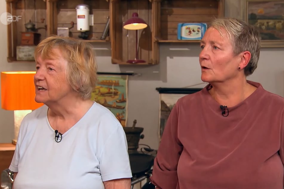 Elisabeth (l.) und Nicole Schmidt möchten bei "Bares für Rares" eine Vase verkaufen.