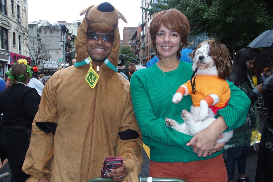 Zahlreiche Hundehalter und Vierbeiner kamen in Partnerkostümen, wie etwa aus "Scooby-Doo".