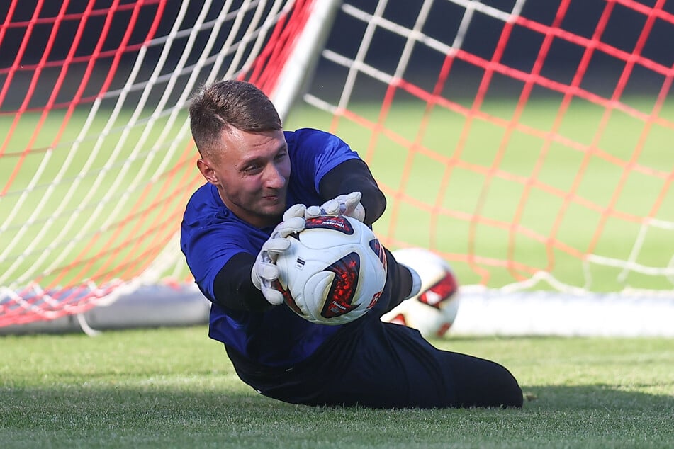 Braucht sich bei der Erwärmung nicht mehr umgewöhnen: FSV-Keeper Lucas Hiemann (27) schätzt die Vorzüge eines für alle Regionalligisten einheitlichen Spielballs.