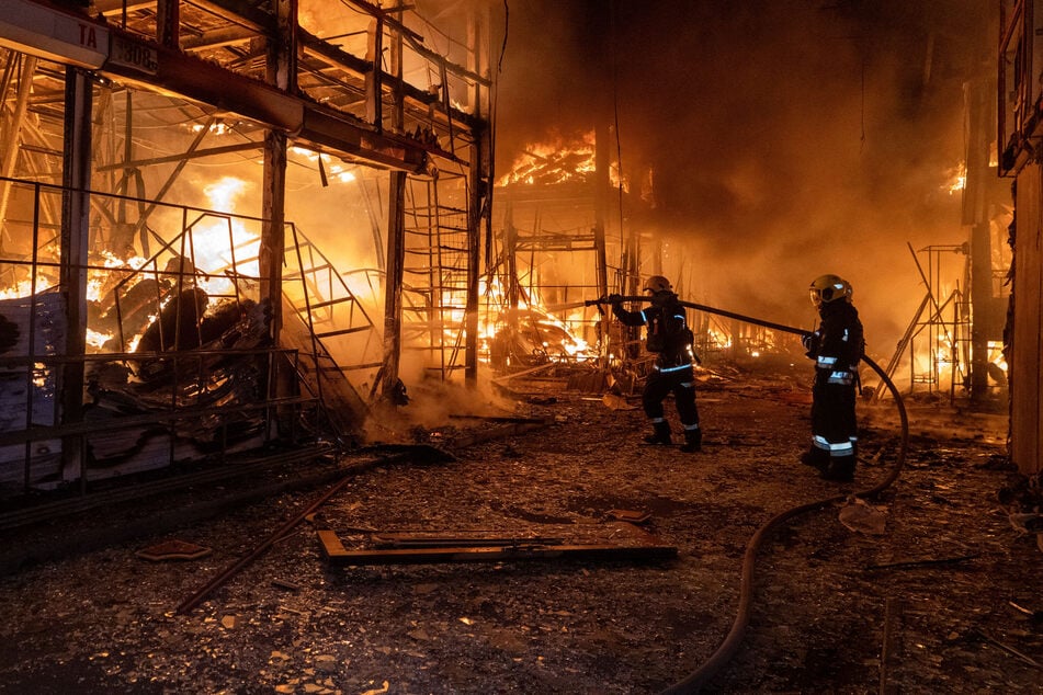Feuerwehrleute bekämpfen den Brand nach einem russischen Luftangriff in Charkiw. (Archivbild)