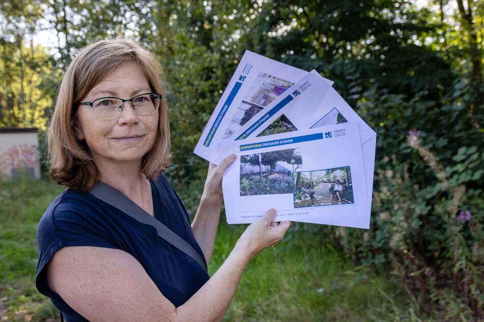 Sabine Hausmann (48) vom Sanierungsträger WGS zeigt Beispiele für Pocket Parks aus anderen Städten.