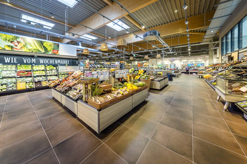 In dem neuen REWE wird frisches und regionales sowie saisonales Gemüse und Obst angeboten.