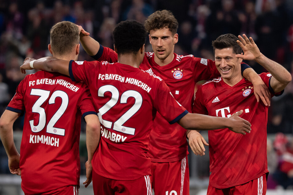 Leon Goretzka (27, 2.v.r.) fühlt sich beim FC Bayern München extrem wohl, hat seinen Vertrag an der Säbener Straße deshalb langfristig verlängert.