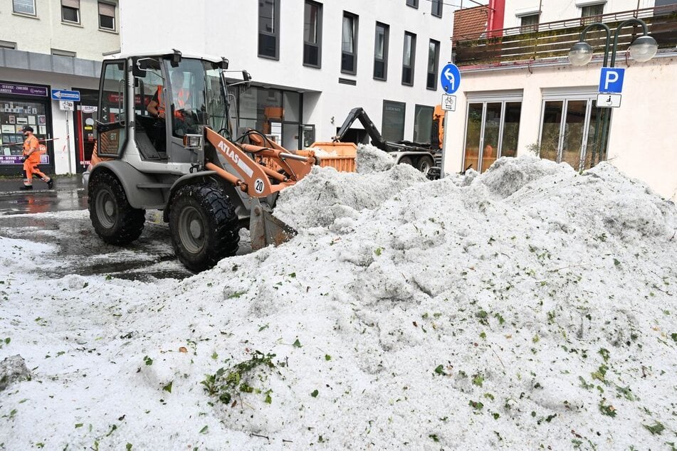 Ein Bild im Sommer, welches winterlicher nicht aussehen könnte: Am frühen Mittwochmorgen wurde Reutlingen von einem Hagelsturm überrascht.
