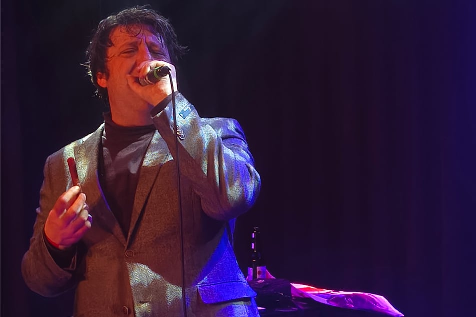 Als Freund von Sausage Rolls bekam Jim E. Bown von einem Fan eine Bifi. Einer seiner Running Gags: Er fragt, was Botulismus in der jeweiligen Landessprache heißt.