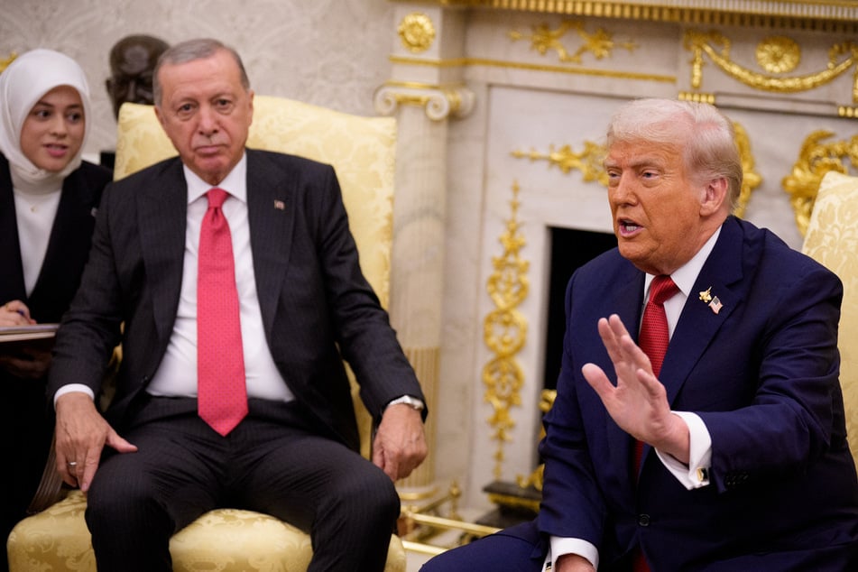 President Donald Trump (r.), accompanied by President of Turkey Recep Tayyip Erdogan (c.), speaks during a meeting in the Oval Office at the White House on Thursday in Washington, DC.