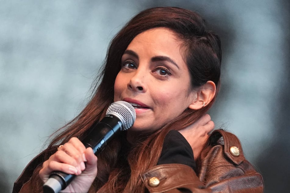 Collien Fernandes (44) spricht bei einer Demonstration in Hamburg: Die Schauspielerin hat mit ihrer Anzeige von Ex-Mann Christian Ulmen eine Debatte um Gewalt gegen Frauen im Internet ausgelöst.