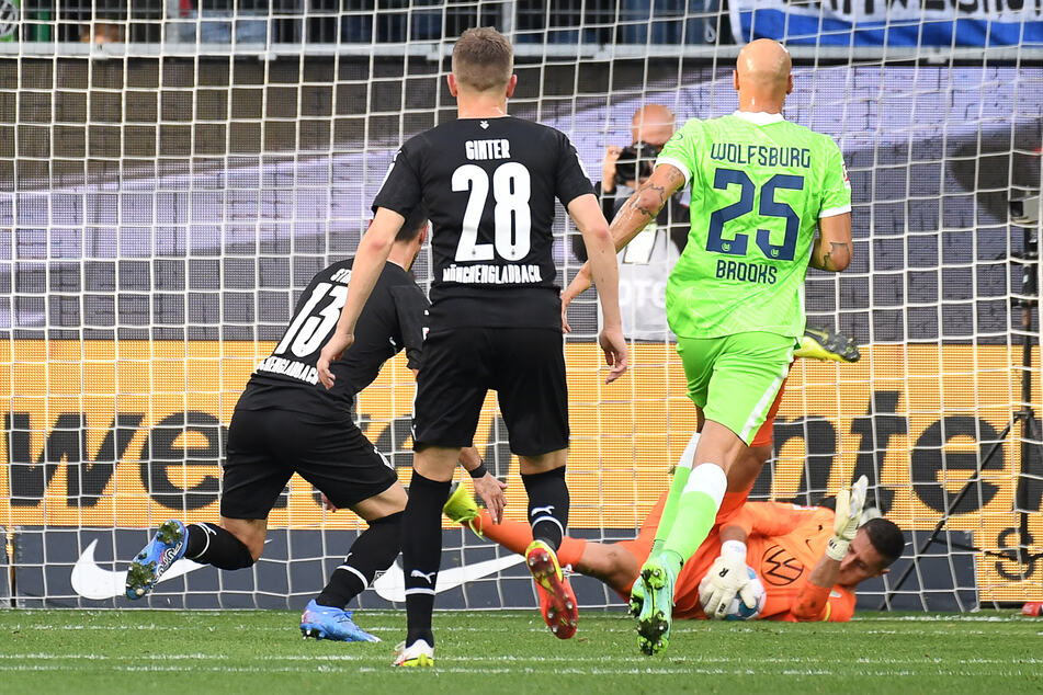 Vergeben vom Punkt: Erst zu Beginn des Monats scheiterte Gladbachs Elfmeterschütze Lars Stindl (33, l.) an Wolfsburg-Keeper Koen Casteels (29.).