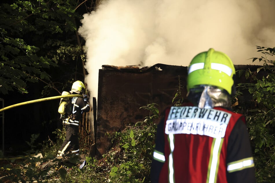 Die Feuerwehr rückte in der Nacht zu einem Brand in Chemnitz aus.