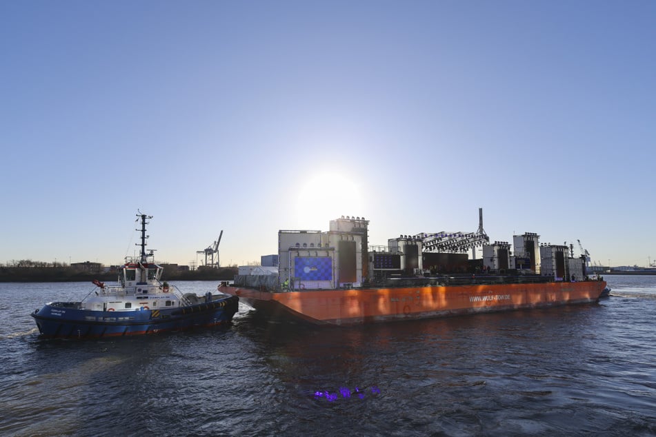 Die Schlagersängerin tritt auf einer schwimmenden Bühne auf.