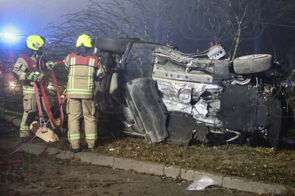 Tödlicher Unfall in Biesdorf: Fahranfänger rast mit Mietwagen und kracht in Bäume