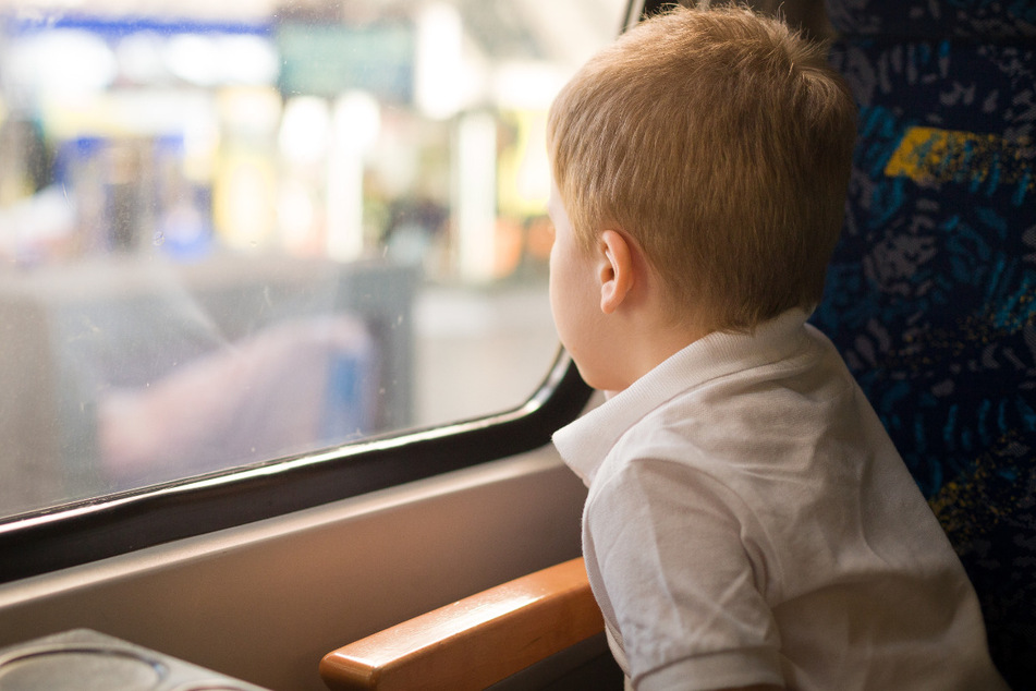Eines der Kinder war unter sieben Jahre alt. Deshalb wird sich der Vater vor Gericht verantworten müssen. (Symbolbild)