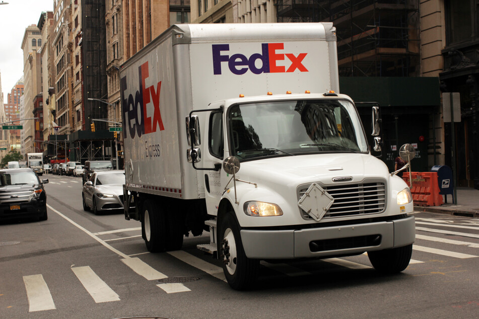 Ein Auto des US-amerikanischen Paketdienstleisters Fedex fährt auf der Straße von New York.