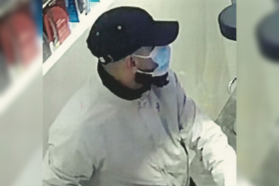Nach diesem bisher unbekannten Mann wird öffentlich gefahndet.