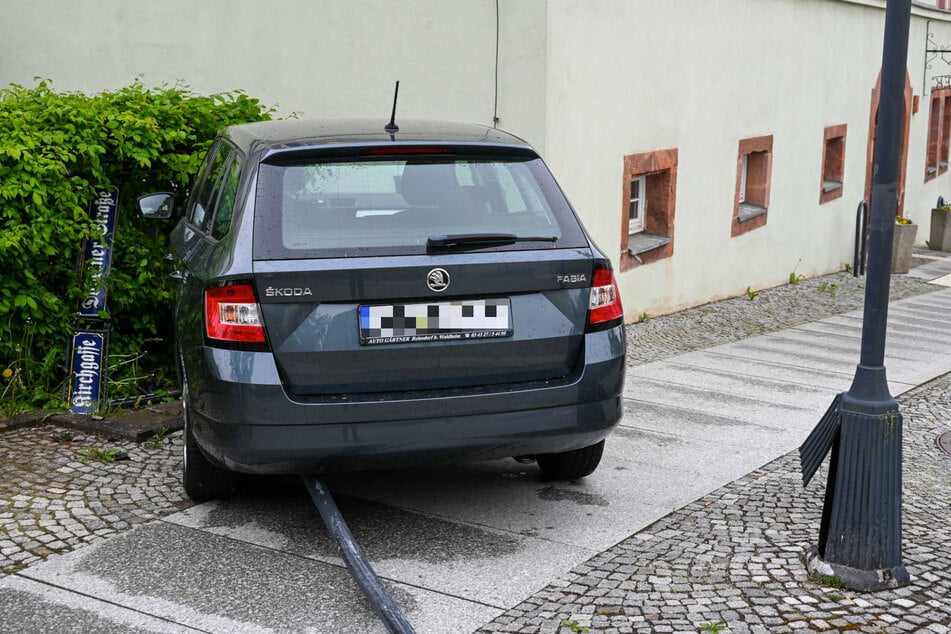 Ein Skoda kam am Samstag in Hartha von der Straße ab.