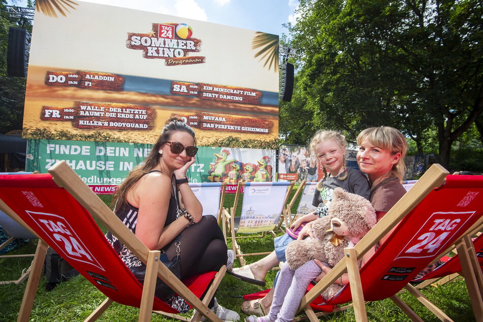 Diana Böhm (39, l.) und Anett Seyfert (39) mit Tochter Maxima (6) waren zum ersten Mal beim Sommerkino.