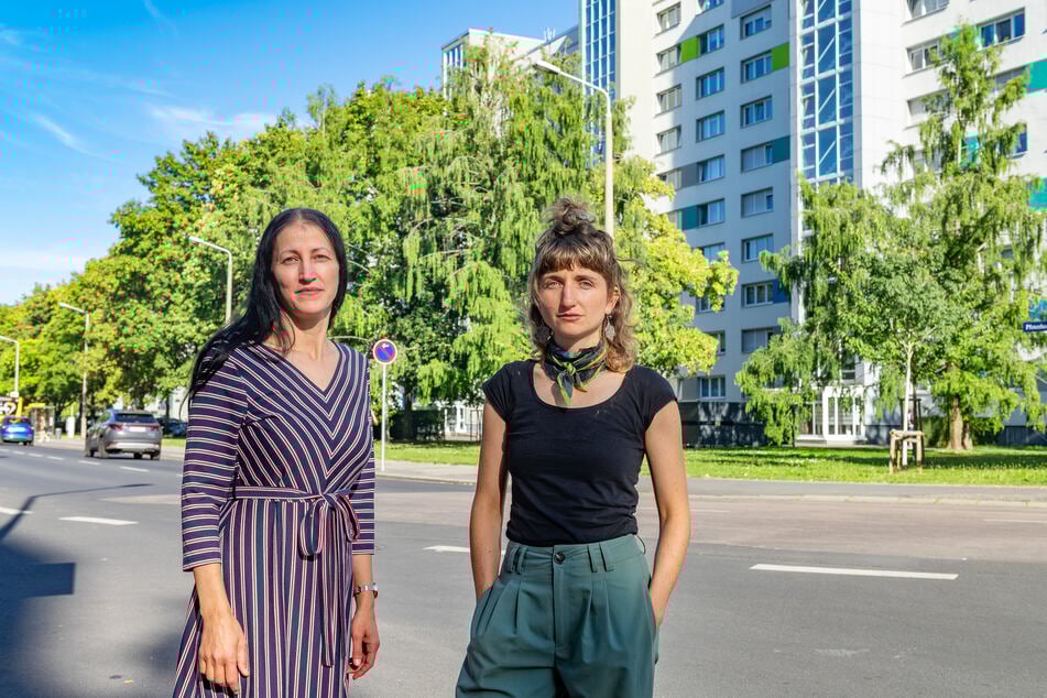Lotte (28, r.) und Rita (48) von der neu gegründeten "Mietgemeinschaft Johannstadt" fordern von Vonovia faire und transparente Nebenkosten. Am Dienstag (2. September) soll es am Bönischplatz eine Protest-Kundgebung geben.