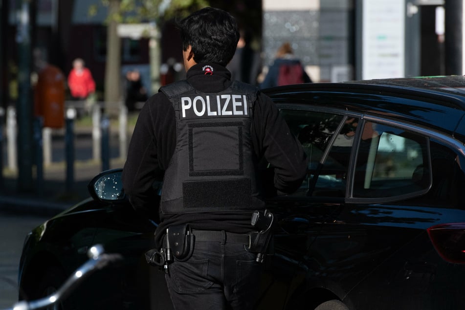 Ein Mann hat eine Bankfiliale in Friesack (Havelland) überfallen und ist anschließend mit der Beute geflüchtet. (Symbolbild)