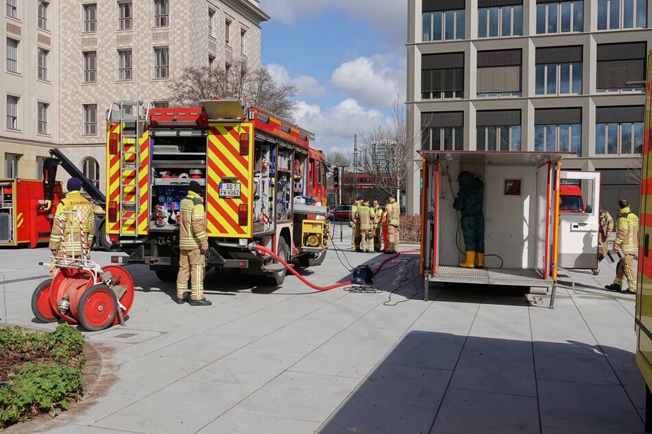 Auf dem Gelände der HTW Dresden versammelten sich einige Rettungsfahrzeuge.