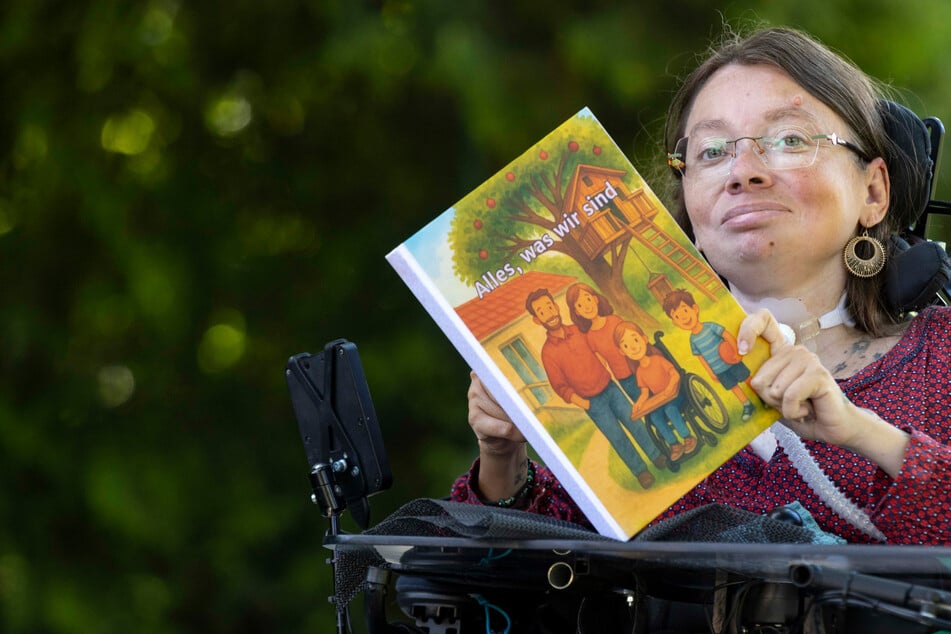 Elan, Ideen und Lust am Leben: Christin Mrose sitzt im Rollstuhl und schreibt Kinderbücher