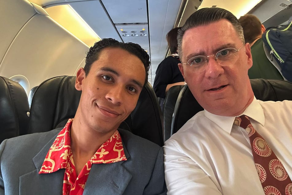 Andrej Hermlin (59, r.) hat die Reise gemeinsam mit seinem Sohn David (24) angetreten.