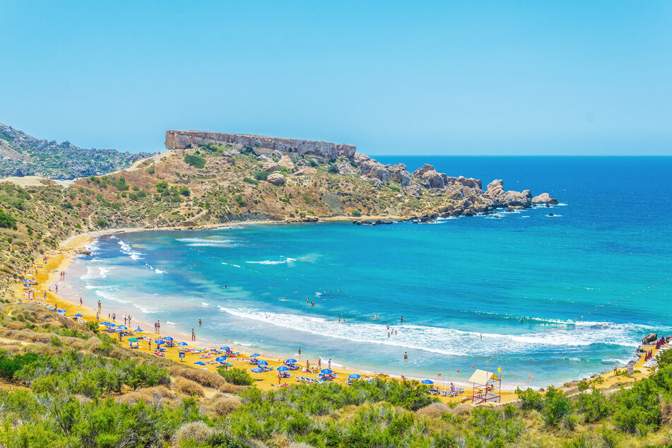 Rundum Natur pur: Der Strand von Ghajn Tuffieha bietet einen atemberaubenden Ausblick.
