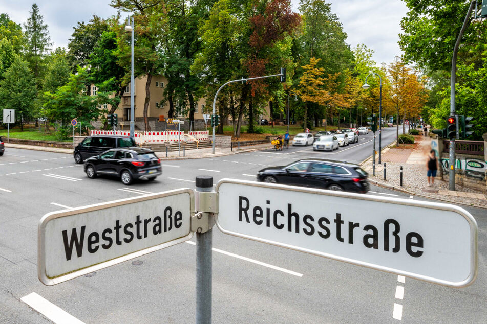 Am Dienstag ist ein Fußgänger (19) auf der Weststraße vor der Kreuzung zur Reichsstraße von einem Auto erfasst worden. (Archivbild)