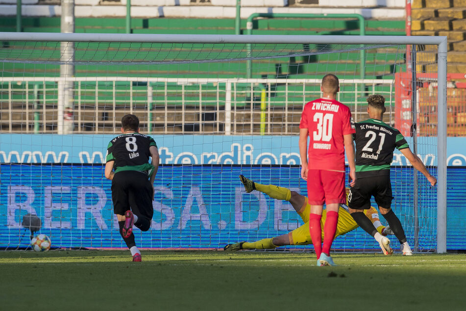 Heinz Mörschel verwandelte den Elfmeter in der Nachspielzeit humorlos zum 2:1 für Münster.