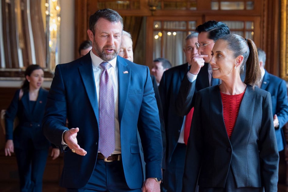 Mexico and the US agreed to strengthen security ties as Homeland Security Secretary Markwayne Mullin (l.) met with Mexican President Claudia Sheinbaum.